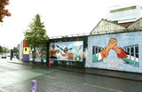 北アイルランドの中心都市ベルファストのプロテスタント地区とカトリック地区の間に立つ分離壁。一部では近年、様々な壁画が描かれ、訪れる観光客も多い［2019年、筆者撮影］