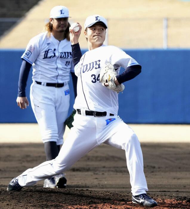 投内連係の練習をする西武・甲斐野。奥は高橋＝日南・南郷