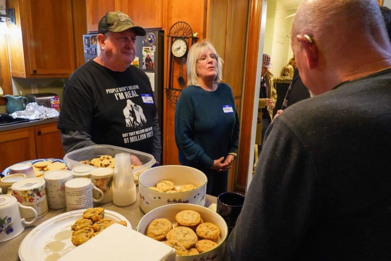 アイオワ州シルバーシティーの共和党員集会の終了後、町長手作りのクッキーを囲んで談笑する参加者＝１月１５日午後（共同）