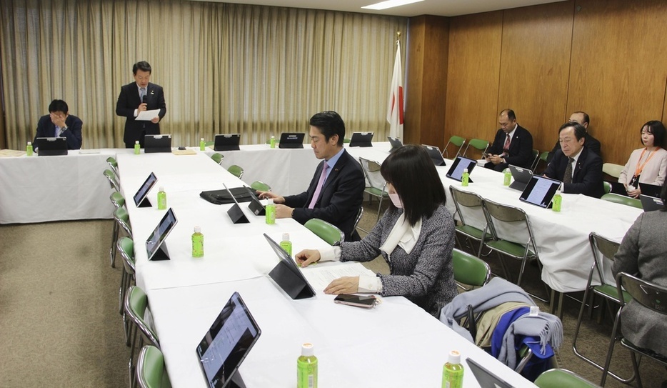 離婚後の共同親権導入に関して議論する自民党法務部会＝19日、東京・永田町の党本部