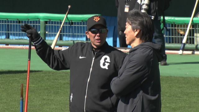 午前中、長時間話し込む松井秀喜氏と阿部慎之助監督(画像:日テレジータス)