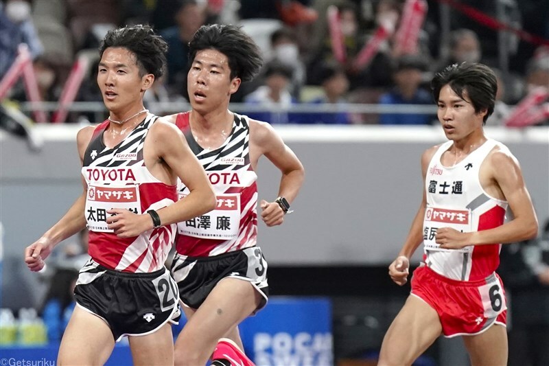 2023年日本選手権10000mで1位、2位、4位だった塩尻和也（富士通、右）、太田智樹（トヨタ自動車、左）、田澤廉（トヨタ自動車）