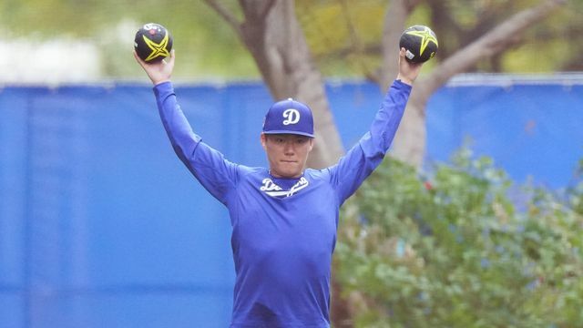 山本由伸投手の手にはくまモンのボール(写真：日刊スポーツ/アフロ)