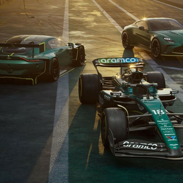 シルバーストンサーキットで同時発表された「ヴァンテージ GT3」、2024年用新型F1マシン「AMR24」、新型「ヴァンテージ」（左から）。