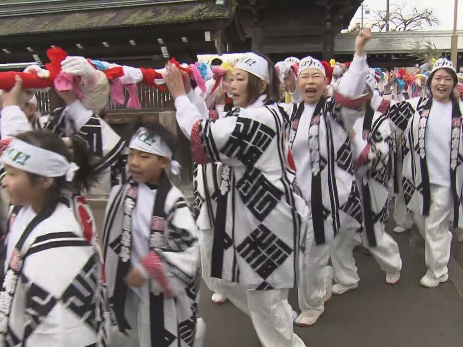 「儺追笹」を奉納する女性参加者 愛知県稲沢市の「国府宮はだか祭」