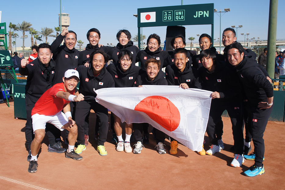 ワールドグループ1部プレーオフでレバノンに勝利した日本チーム（写真提供：公益財団法人日本テニス協会）