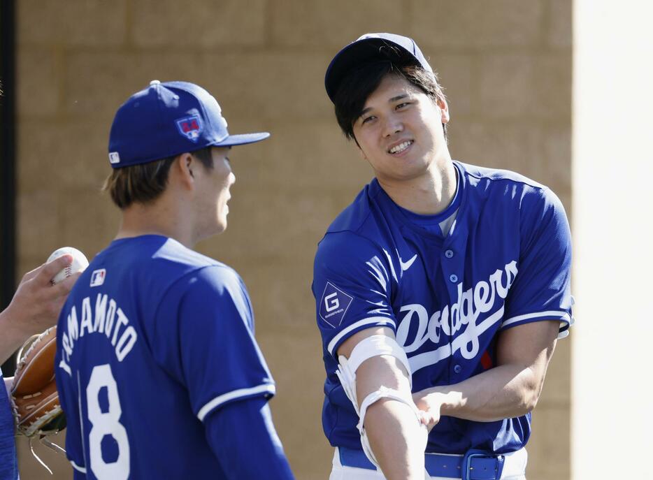 練習の合間に言葉を交わすドジャース・大谷（右）と山本＝グレンデール（共同）