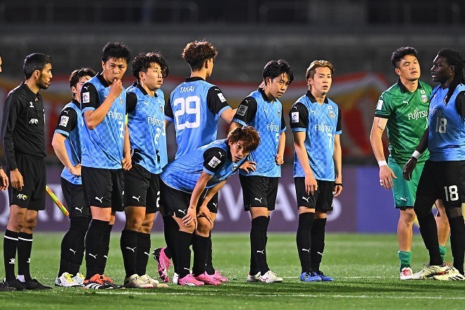 まさかの敗戦となった川崎。選手たちも悔しそうな表情を浮かべた。写真：金子拓弥（サッカーダイジェスト写真部）