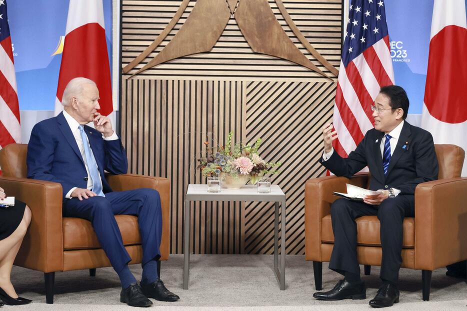 バイデン米大統領（左）と会談する岸田首相＝2023年11月、米サンフランシスコ（内閣広報室提供）