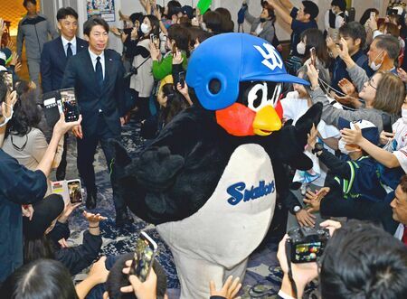 プロ野球キャンプイン前日に行われたヤクルトのファン交流会。つば九郎の登場に会場は大盛り上がりでした＝１月３１日、那覇市（小宮健撮影）