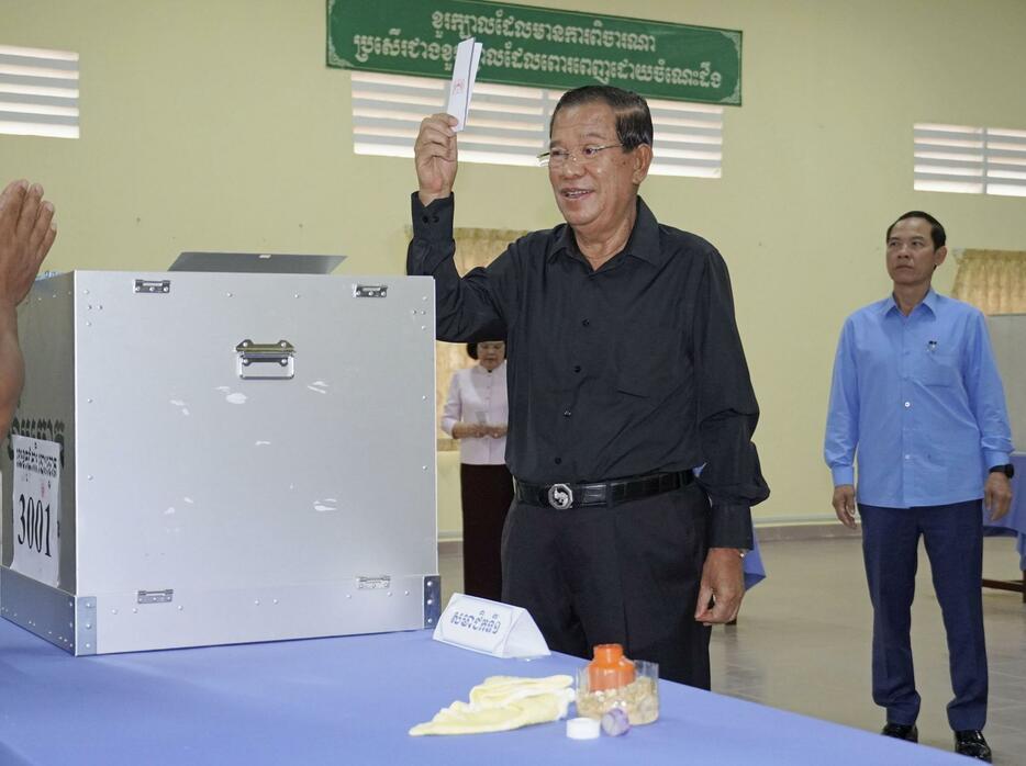 25日、カンボジアの首都プノンペン近郊で投票するフン・セン氏（共同）