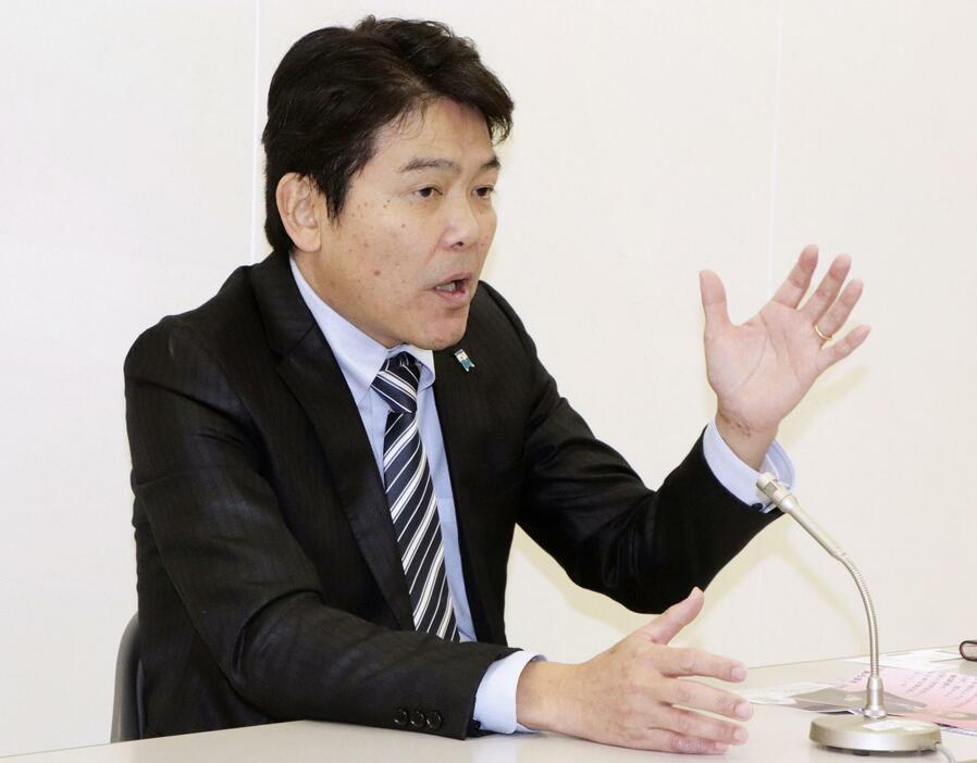 長崎県対馬市長選に立候補を表明し、記者会見する荒巻靖彦氏＝2日午後、対馬市