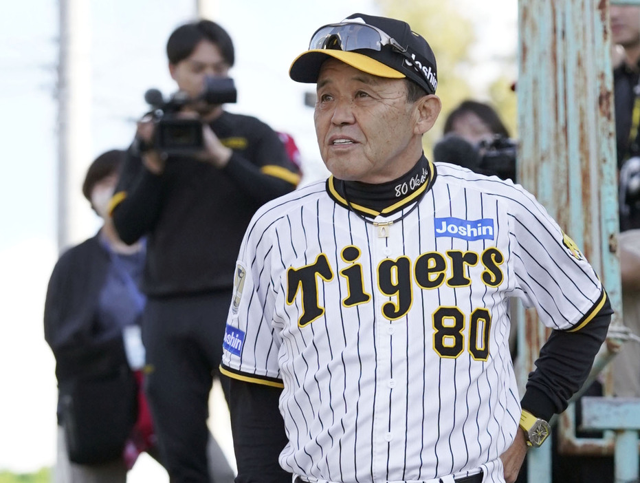 プロ野球キャンプ初日、球場に向かう阪神・岡田監督＝1日、沖縄県宜野座村