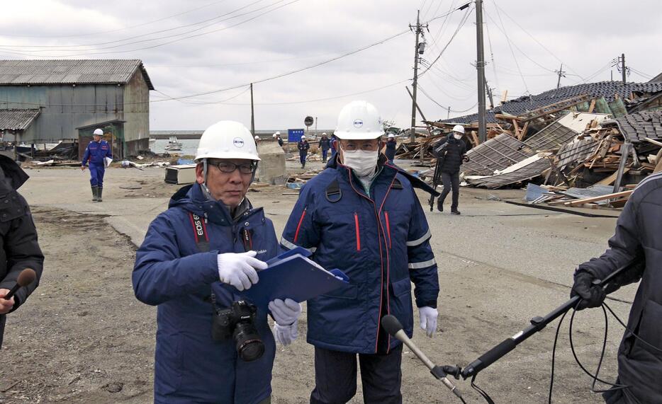 石川県珠洲市を調査する土木学会調査団の今村文彦東北大教授（左）ら＝5日