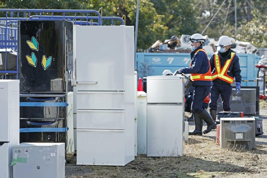 石川県珠洲市の仮置き場に運び込まれた災害ごみ＝3日午前