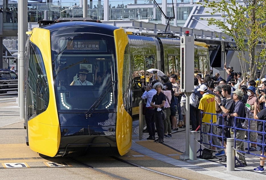 JR宇都宮駅を出発するLRTの列車＝昨年8月