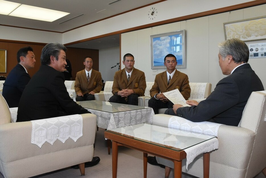 福田富一知事（右）から激励を受ける作新学院の選手たち＝宇都宮市塙田１の県庁で２０２４年２月２８日、鴨田玲奈撮影