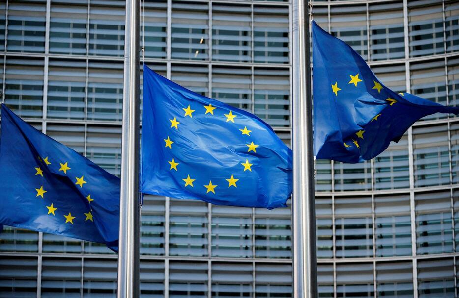 EU欧州委員会の本部ではためくEUの旗＝ブリュッセル（ロイター＝共同）