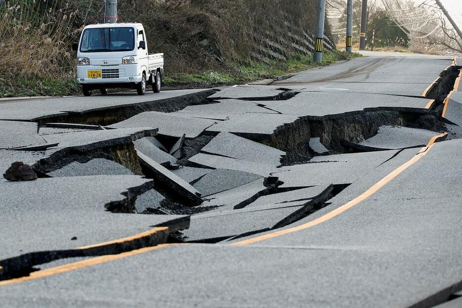 能登半島地震でひび割れた輪島市の道路（写真：ロイター/アフロ）