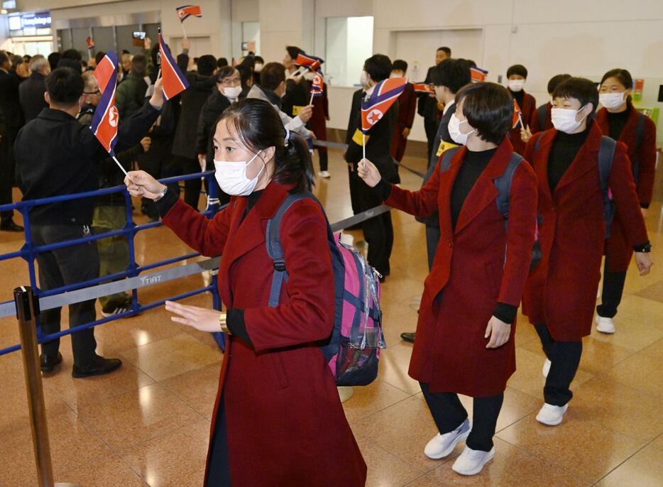 パリ五輪アジア最終予選のため羽田空港に到着したサッカー北朝鮮女子代表の選手ら＝25日夜