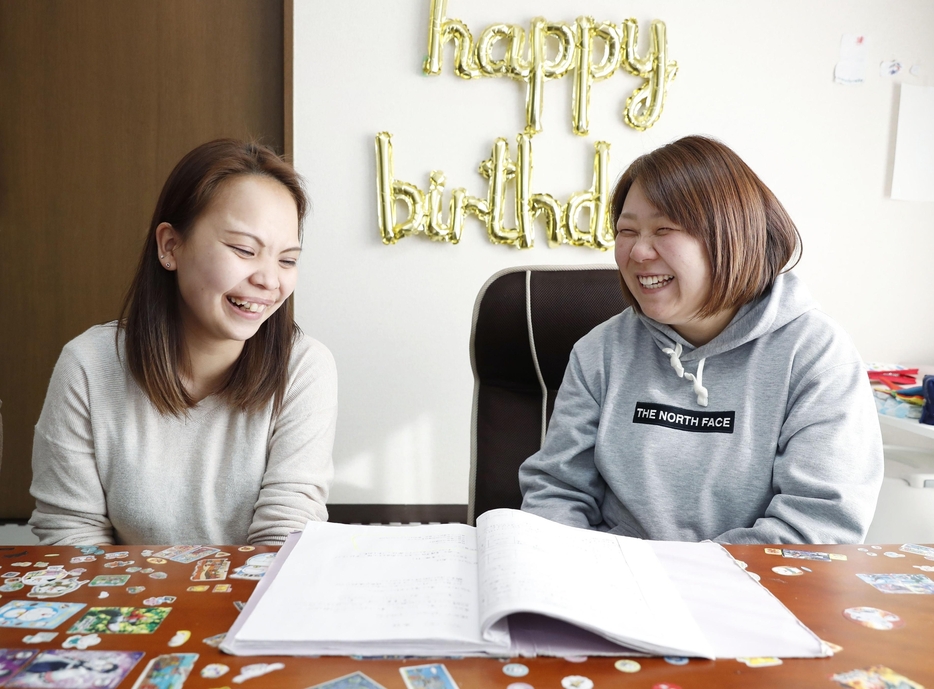 談笑する滝下唯奈さん（右）と小林聡恵さん＝2023年3月、神奈川県茅ケ崎市