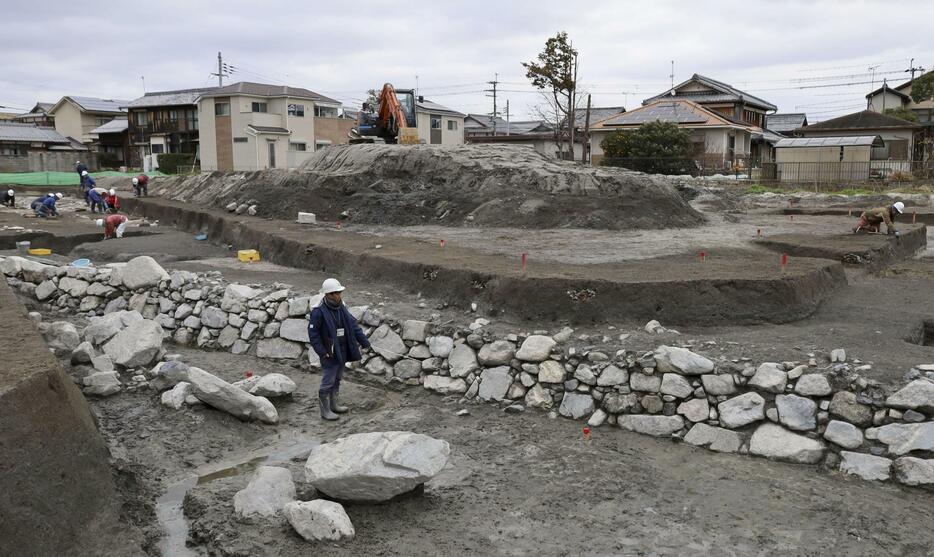 大津市の坂本城跡で見つかった外堀跡（手前）と石垣＝2日