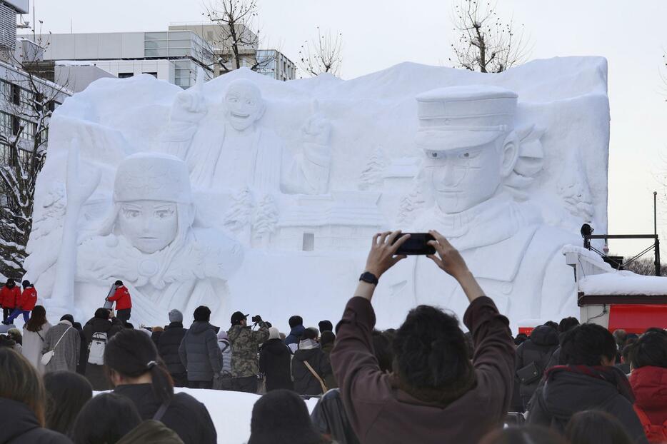 「さっぽろ雪まつり」で展示された人気漫画「ゴールデンカムイ」の大雪像＝11日午後、札幌・大通公園（（C）野田サトル/集英社・ゴールデンカムイ製作委員会）