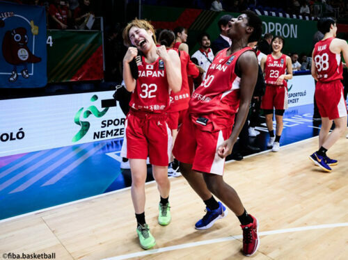 宮崎はプレッシャーから解き放たれたかのように勝利の瞬間、喜びを爆発させた [写真]＝fiba.basketball