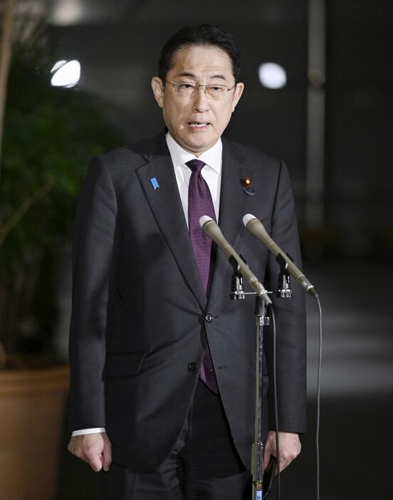 記者団の取材に応じる岸田首相＝13日夜、首相官邸