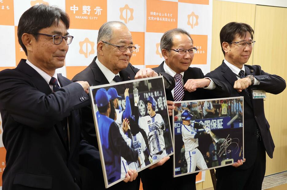 牧選手の写真パネルを湯本市長ら（右から2人目）に寄付した山田会長ら（右から3人目）