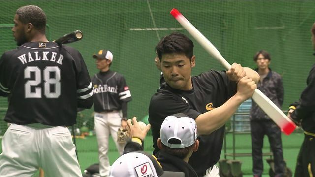 オールで振りこむ近藤健介選手