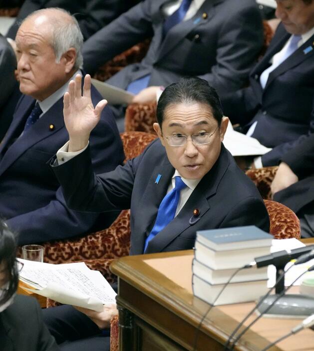 衆院予算委で答弁のため挙手する岸田首相＝5日午前