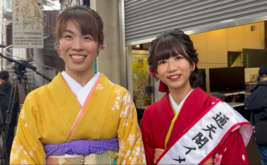 イーゼル芸術工房の西本佳那さん（左）と通天閣イメージガールの小川久瑠実さん