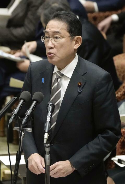 衆院予算委で答弁する岸田首相＝6日午後