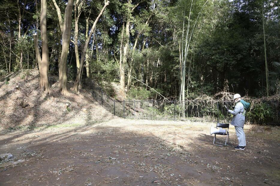 群馬県高崎市の県立公園「群馬の森」で、朝鮮人追悼碑の撤去工事の行政代執行終了を宣言する県職員＝2日午前（群馬県提供）