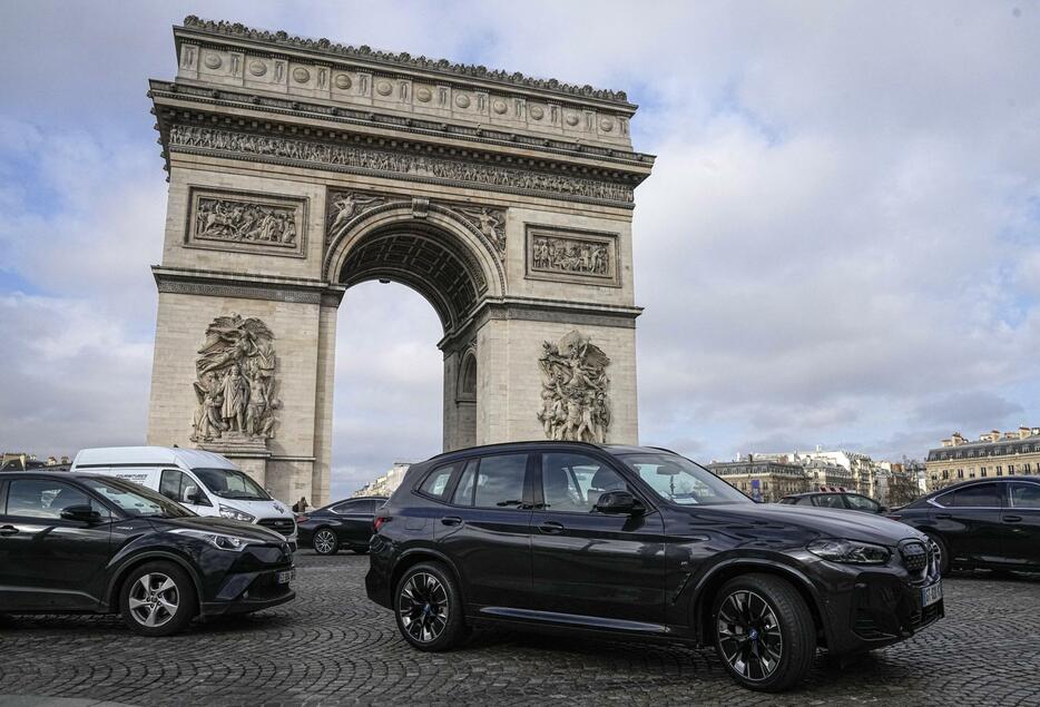 パリの凱旋門に近いシャンゼリゼ大通りを走るスポーツタイプ多目的車（SUV）＝1月31日（AP＝共同）