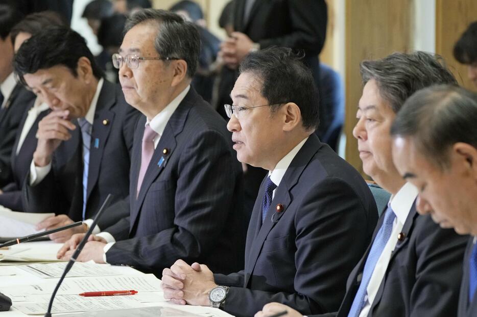 物流業界との意見交換会で発言する岸田首相（右から3人目）＝16日午前、首相官邸