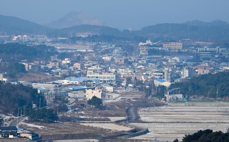 展望台から見た白翎島の市街地＝１月１８日（撮影・宋慶碩、共同）