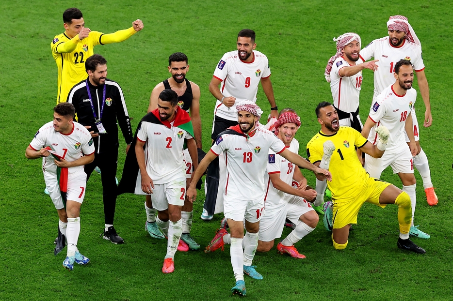 スタンドのファン・サポーターを歓喜を分かち合うヨルダン代表の選手たち（写真◎Getty Images）