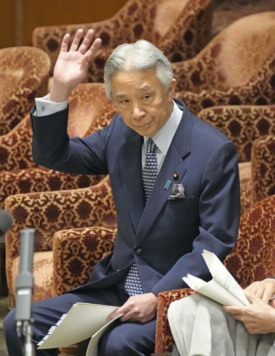 衆院予算委で答弁のため挙手する盛山文科相＝8日午前