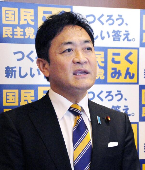 千葉市内で記者団の取材に応じる国民民主党の玉木代表＝25日午後