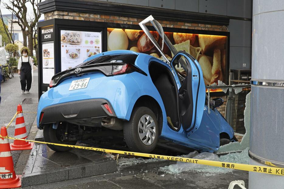 ビルの地下店舗につながる階段に突っ込んだ乗用車＝19日午後0時48分、東京都渋谷区