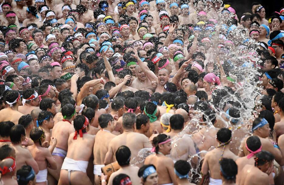 「国府宮はだか祭」で激しくもみ合うふんどし姿の男たち＝22日夕、愛知県稲沢市