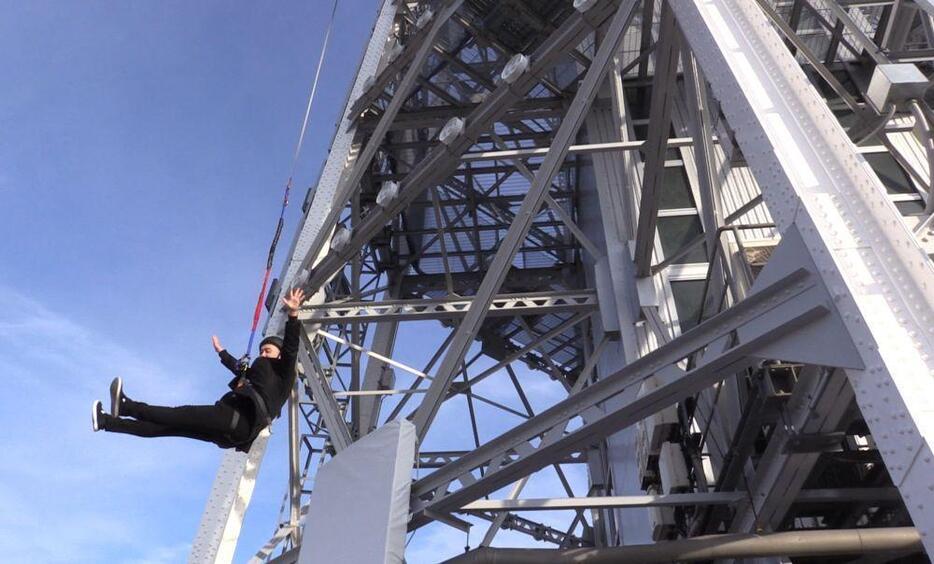 ［写真］自らダイブを体験する通天閣観光の高井隆光社長。この日初めてダイブして、これは慣れた3回目だという＝2日夕、大阪市浪速区で