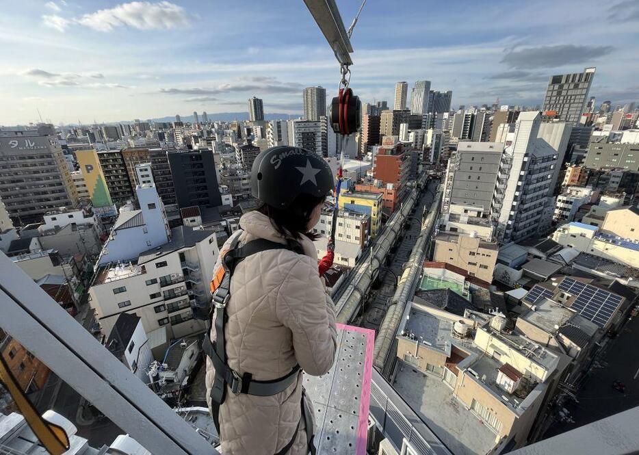 ［写真］高さ40メートルの飛び降り台付近。正面は、なんば方面だが景色を楽しむ余裕はなかった。挑戦しようと飛び降り台に立った女性は、恐怖のあまり引き返していた＝2日夕、大阪市浪速区で