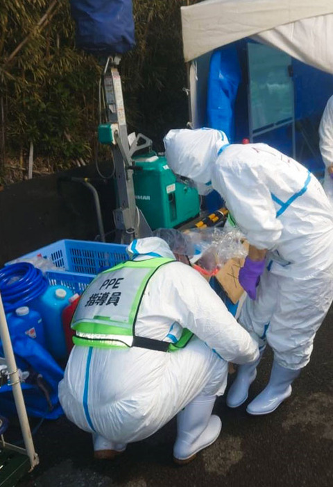 鳥インフルエンザが発生した、鹿児島県南さつま市の養鶏場での殺処分作業に臨む関係者＝11日午前（県提供）