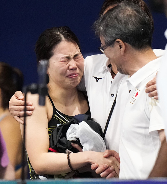 女子3メートル板飛び込みでパリ五輪代表に事実上決まり、涙を流す榎本遼香＝ドーハ（共同）