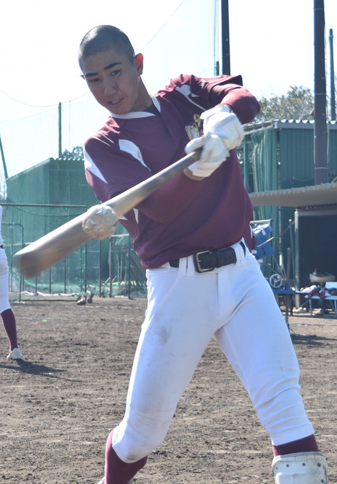 打撃練習する丸山隼人二塁手（２年）＝茨城県土浦市中村西根の常総学院野球部グラウンドで２０２４年２月１８日、川島一輝撮影