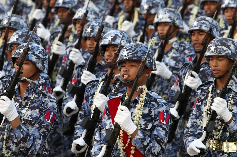 「国軍記念日」のパレードに参加したミャンマー兵ら＝2023年3月、ネピドー（AP＝共同）