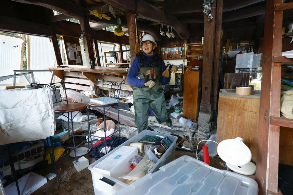 被災した工房から、輪島塗の道具や作品を運び出すスザーン・ロスさん＝3日、石川県輪島市